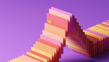 Montagne de cartes bleues sur fond violet