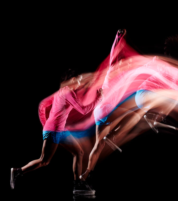 Femme qui court, saute et s'élance avec vitesse _ Visuel illustratif de la page consacrée aux études et aux infographies en analyse du sponsoring sportif de Kantar Media au format MOBILE